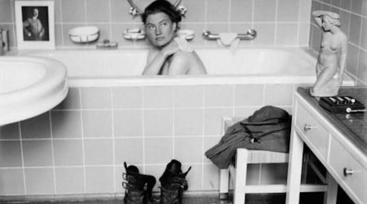 Lee Miller nella vasca da bagno di Hitler